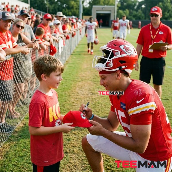 Kansas City Chiefs Training Camp Autograph Moment With Fans