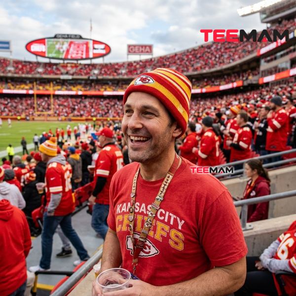 Famous Kansas City Chiefs Fans You Might Not Know About 11 Paul Rudd Supporting The Kansas City Chiefs At Arrowhead