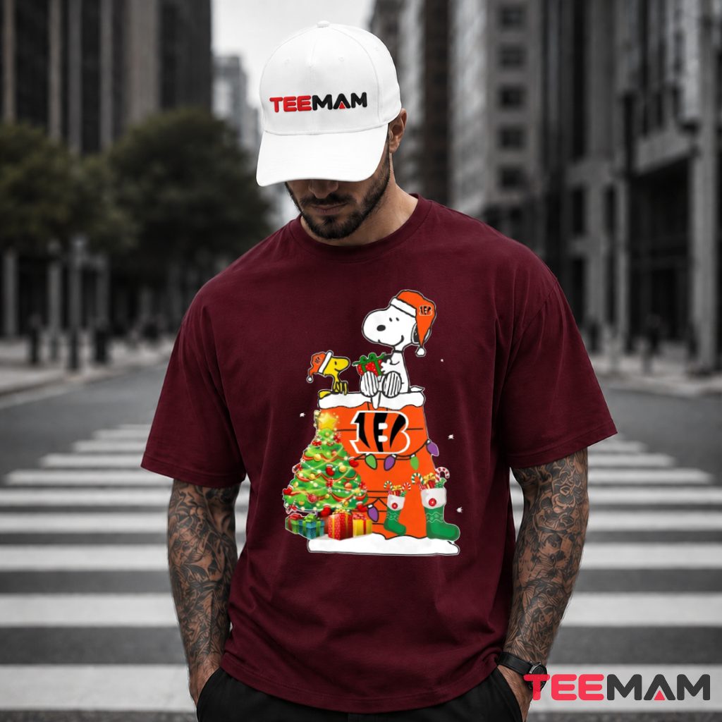 Cincinnati Bengals Snoopy Christmas Chimney T-Shirt