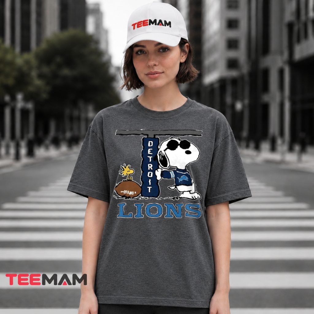 Detroit Lions Snoopy Football Cool T-Shirt