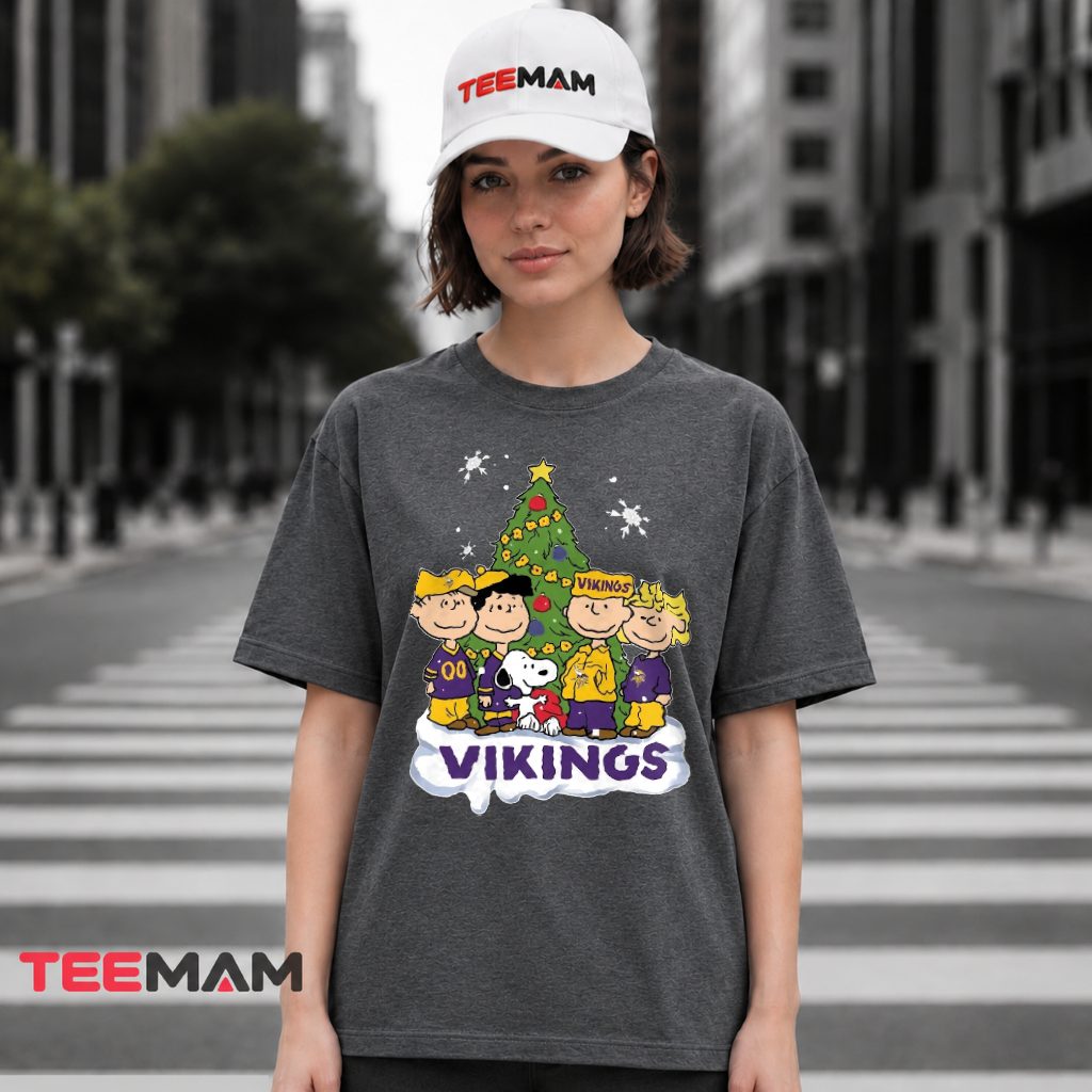 Minnesota Vikings Peanuts Christmas Tree T-Shirt