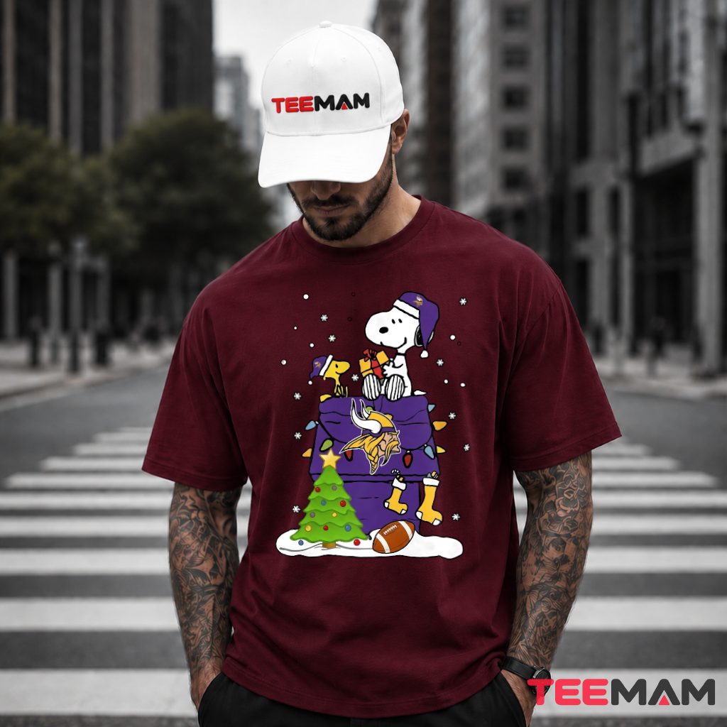 Minnesota Vikings Snoopy Chimney Christmas House T-Shirt
