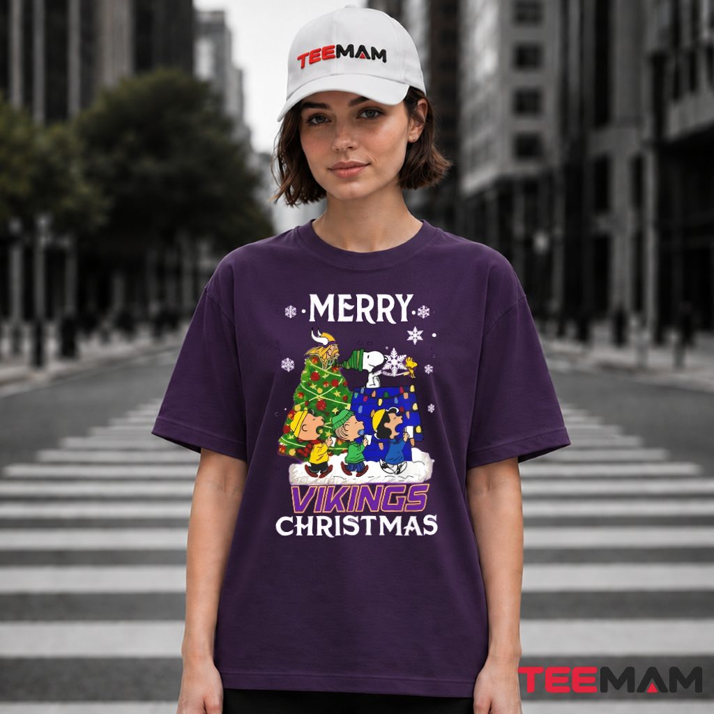 Minnesota Vikings Snoopy Christmas Tree T-Shirt