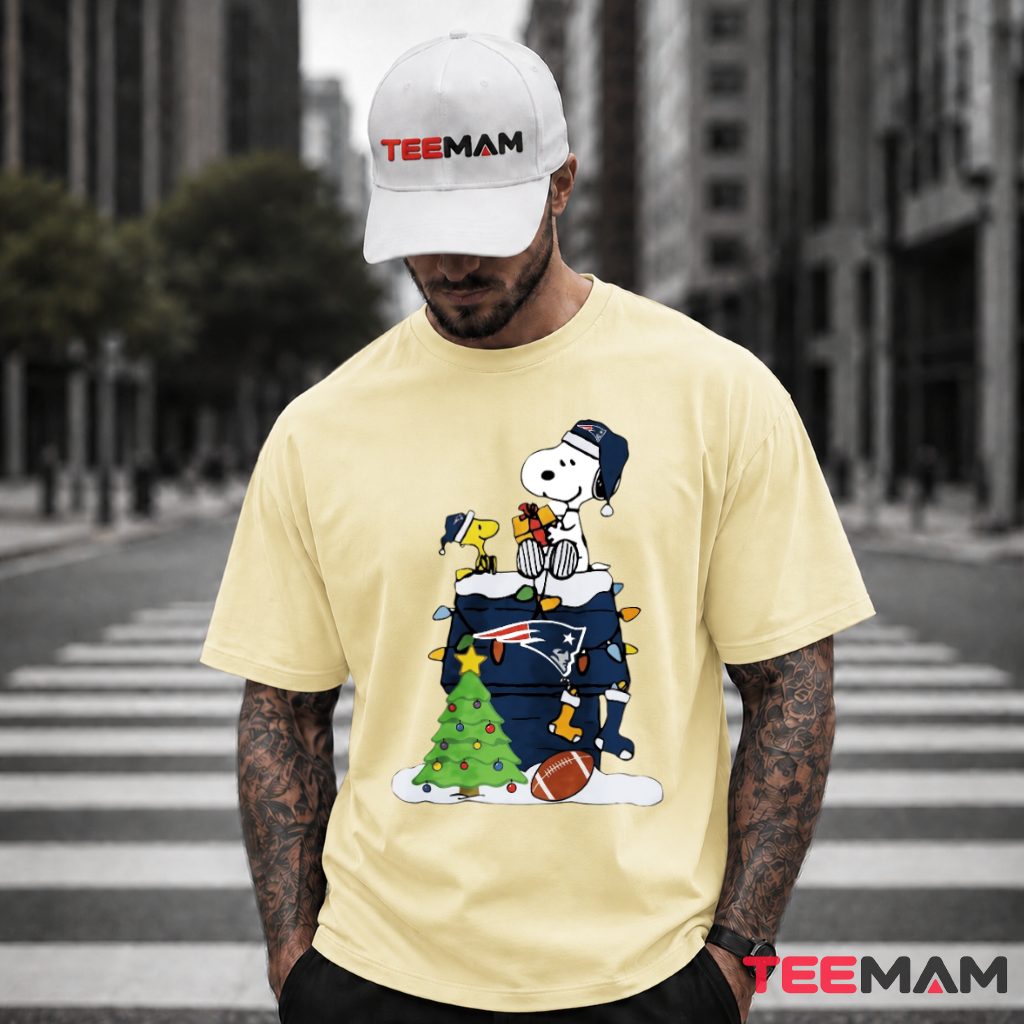 New England Patriots Snoopy Chimney Christmas T-Shirt