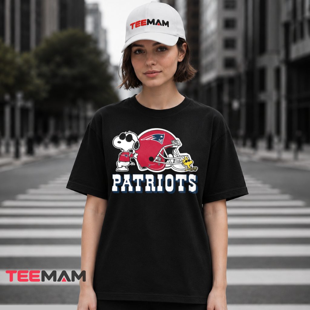 New England Patriots Snoopy Helmet Cool T-Shirt