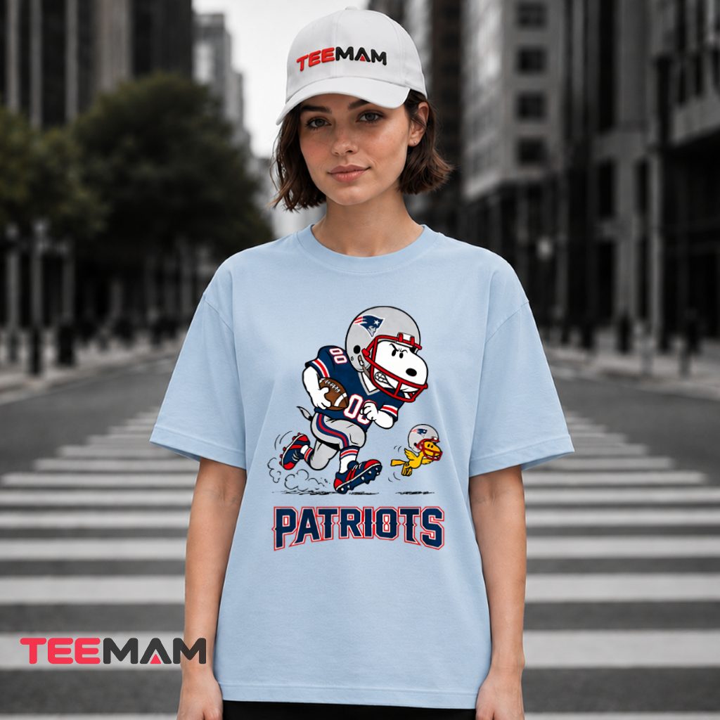 New England Patriots Snoopy Running Football T-Shirt