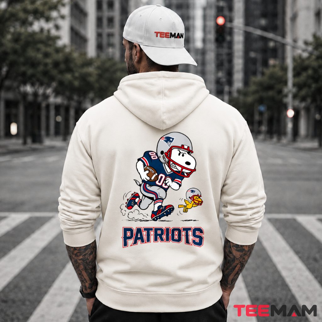 New England Patriots Snoopy Running Football Hoodie New England Patriots Snoopy Running Football Hoodie