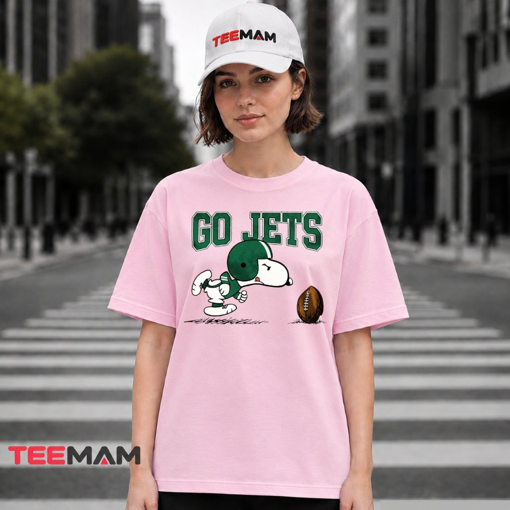New York Jets Go Snoopy Football Player T-Shirt
