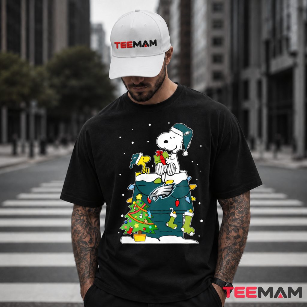 Philadelphia Eagles Snoopy Chimney Christmas T-Shirt