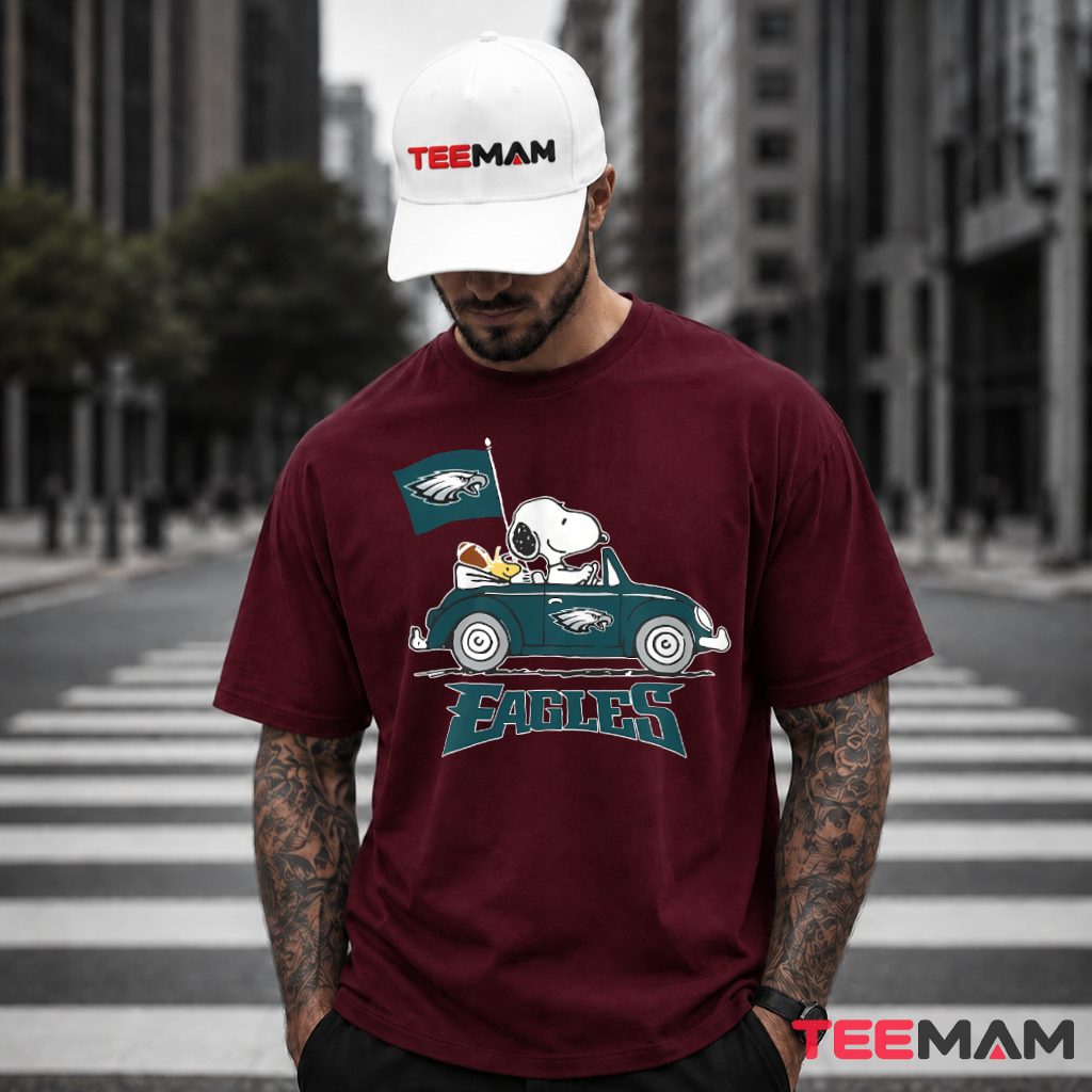 Philadelphia Eagles Snoopy Driving Car Football T-Shirt