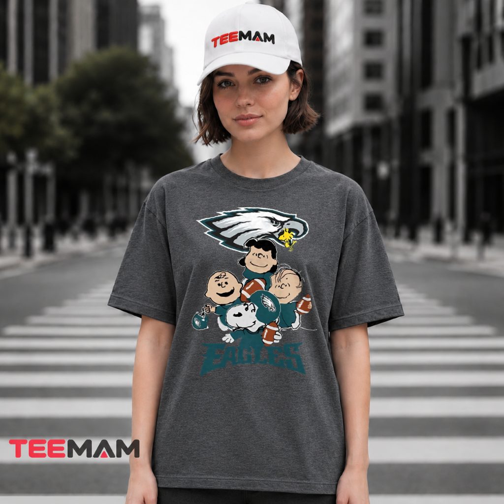 Philadelphia Eagles Snoopy Peanuts Football Fan T-Shirt